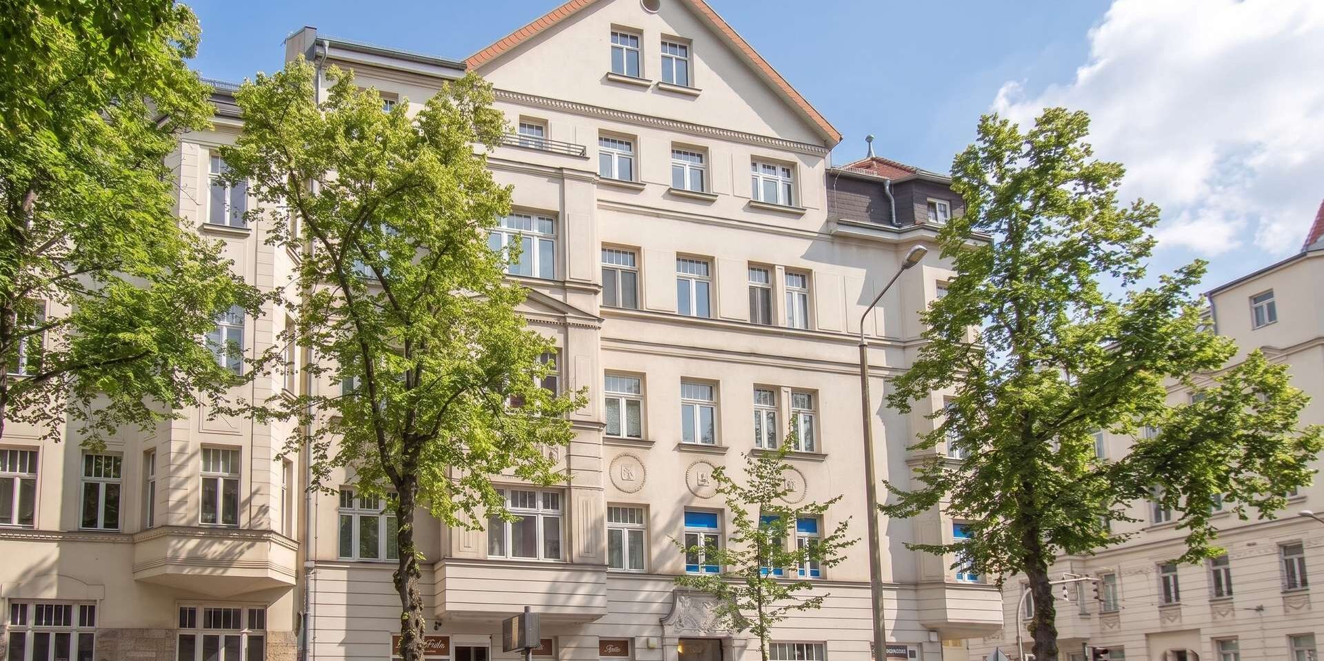 Geräumige 2-Zimmer-Wohnung im Dachgeschoss mit Aufzug und großem Balkon