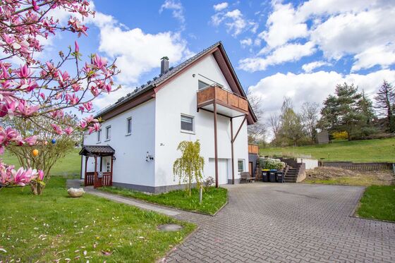     Großes Einfamilienhaus im top Zustand in idyllischer Lage am Feldrand    