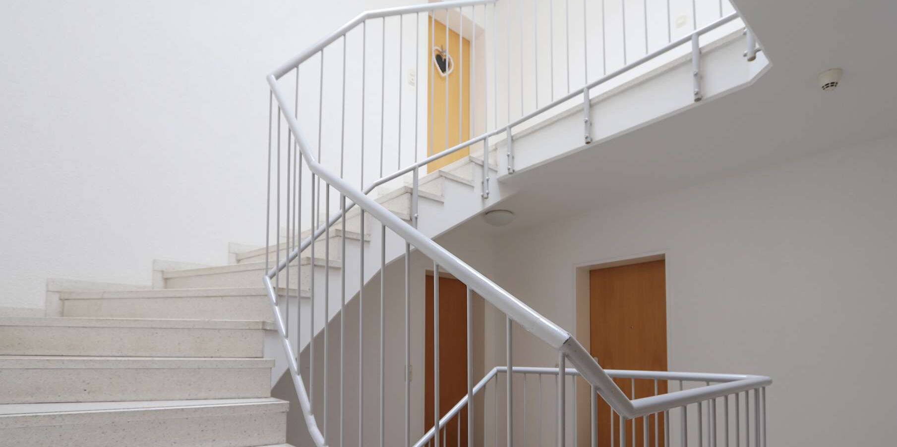     Traumhafter Ausblick: DG-Wohnung mit Balkon, EBK und Tiefgarage in gepflegter Wohnanlage    