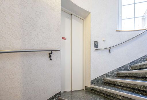 Aufzug auf halber Treppe