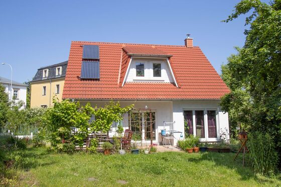     Familientraum vor den Toren Dresdens: modernes Haus mit schönem Garten in Possendorf    