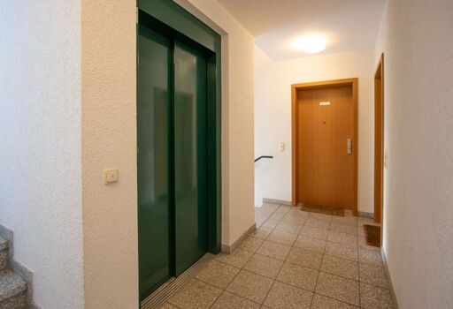 Treppenhaus mit Aufzug