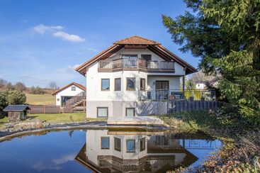 Einfamilienhaus mit großem Grundstück, Doppelgarage 