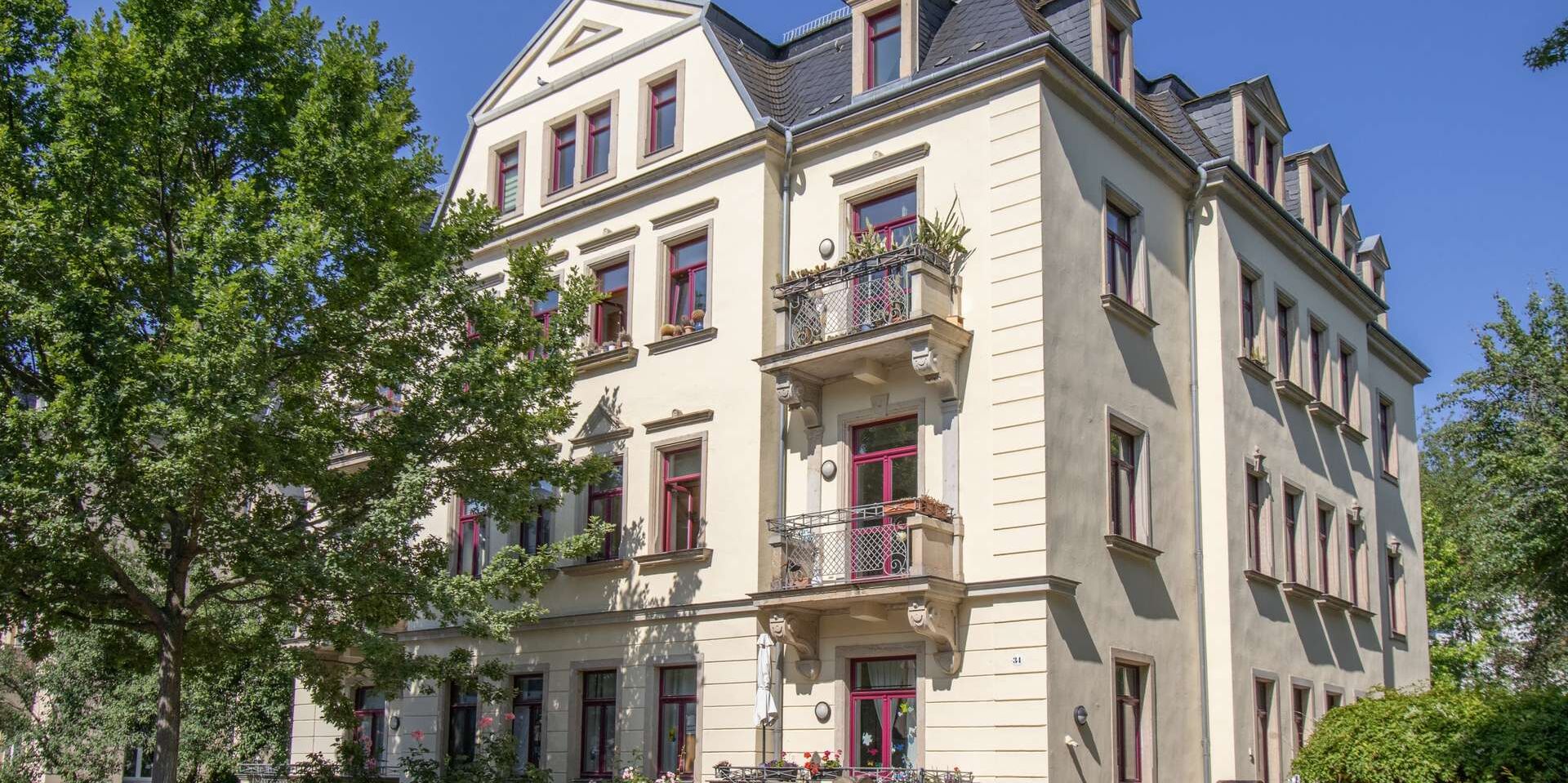 Top Investment: attraktive Altbauwohnung in Bestlage mit 2 Zimmern, Balkon und Stuck