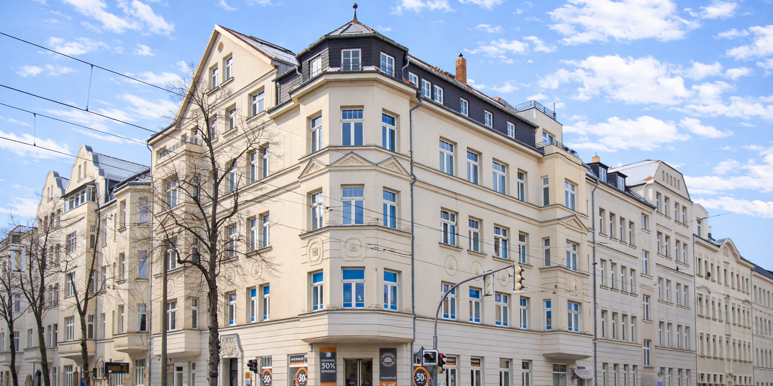 Geräumige 2-Zimmer-Wohnung im Dachgeschoss mit Aufzug und großem Balkon