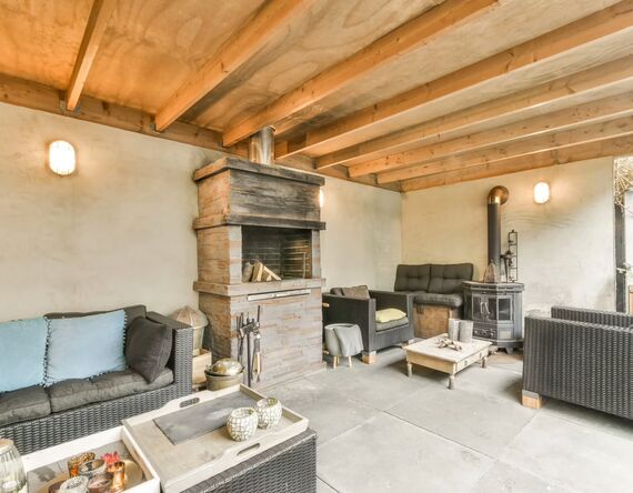 Haus mit Terrasse und Kamin