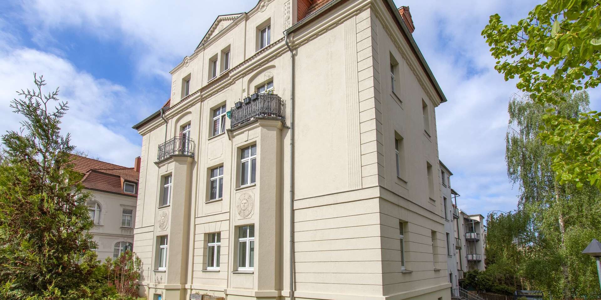     Altbau-Traum: bezugsfreie 3-Raumwohnung mit Stellplatz in zentraler Lage    