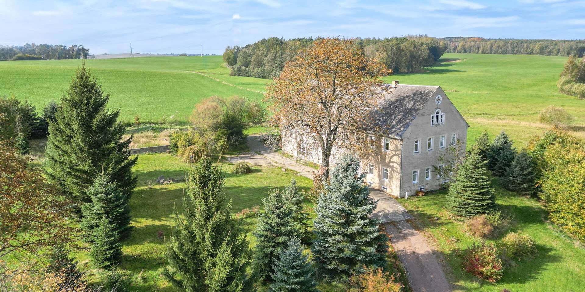     Viel Platz und Idylle für Ihre Familie: großes Haus mit weitläufigem Grundstück    