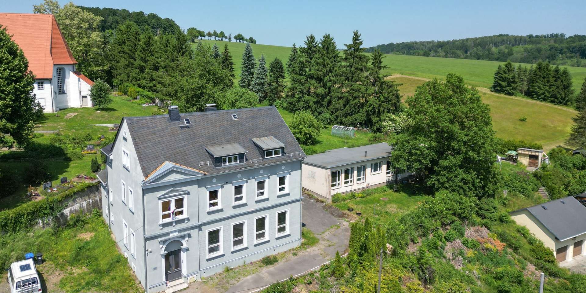     Modernes Wohnen im historischen Schulhaus mit viel Platz für Ihre Ideen    