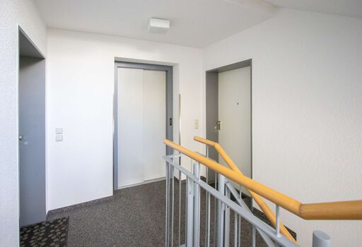 Treppenhaus mit Aufzug