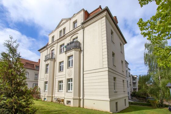     Altbau-Traum: bezugsfreie 3-Raumwohnung mit Stellplatz in zentraler Lage    