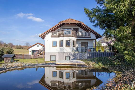 Einfamilienhaus mit großem Grundstück, Doppelgarage 