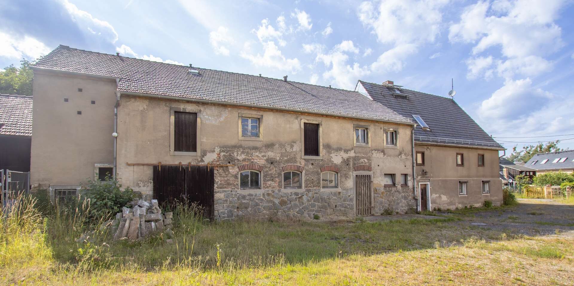 Bauernhaus mit Stallgebäude in Weixdorf: wer schleift diesen Rohdiamanten im Dresdner Norden?