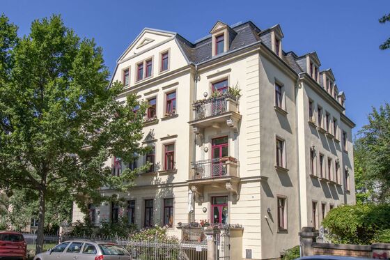 Top Investment: attraktive Altbauwohnung in Bestlage mit 2 Zimmern, Balkon und Stuck
