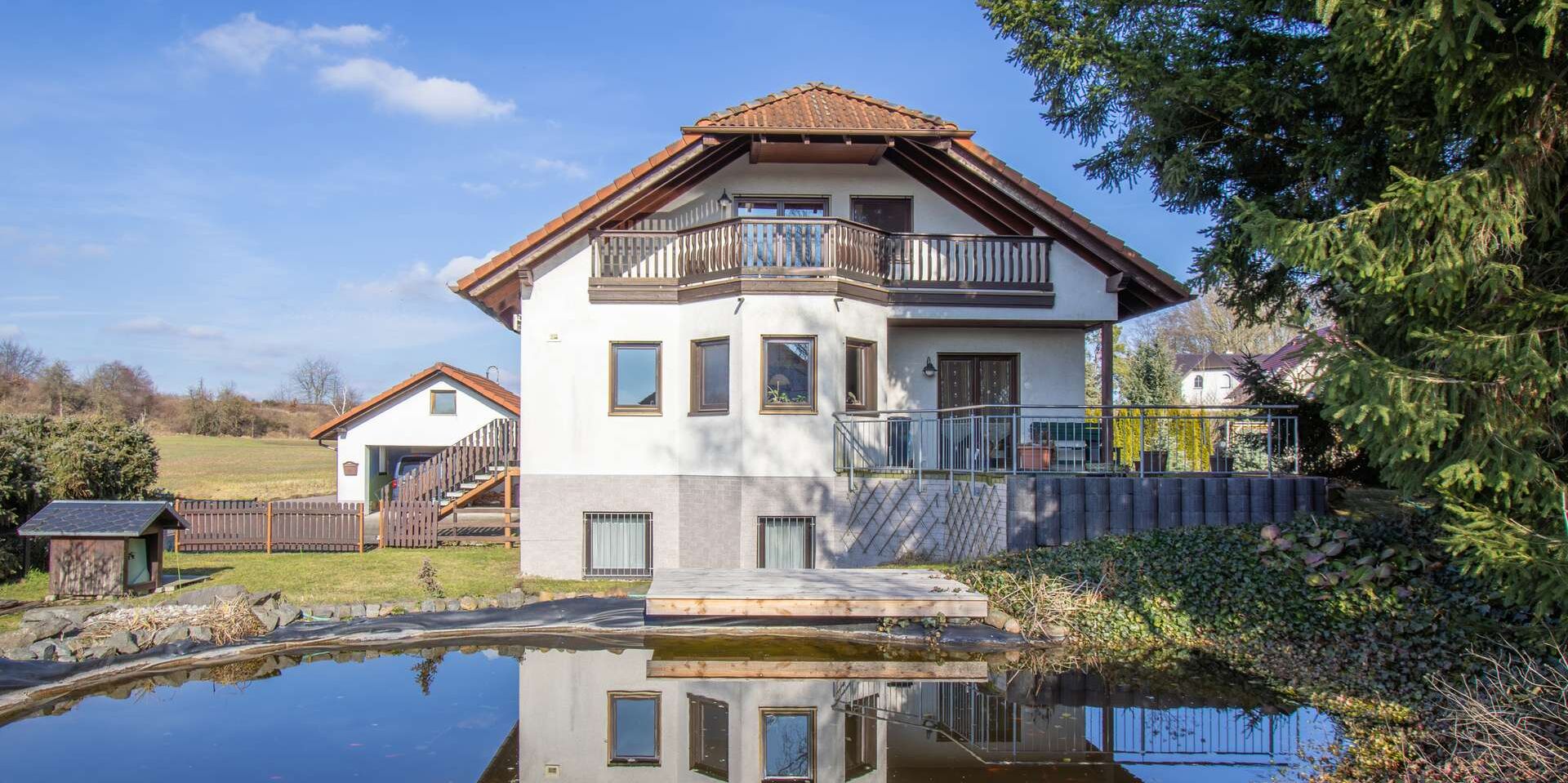 Einfamilienhaus mit großem Grundstück, Doppelgarage 