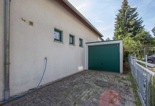 Garage und Stellplatz