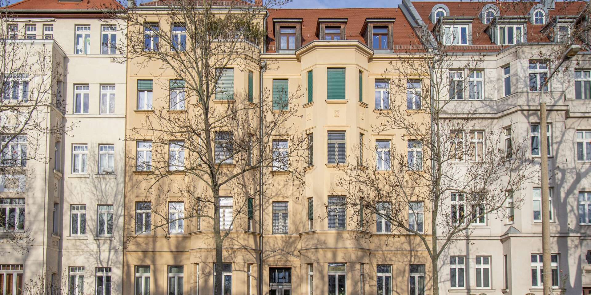     Hochwertig ausgestattete 3-Zimmer-Altbauwohnung mit 2 Bädern und Gartenanteil    